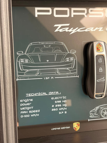 Cadre avec clé décorative de Porsche Taycan GTS