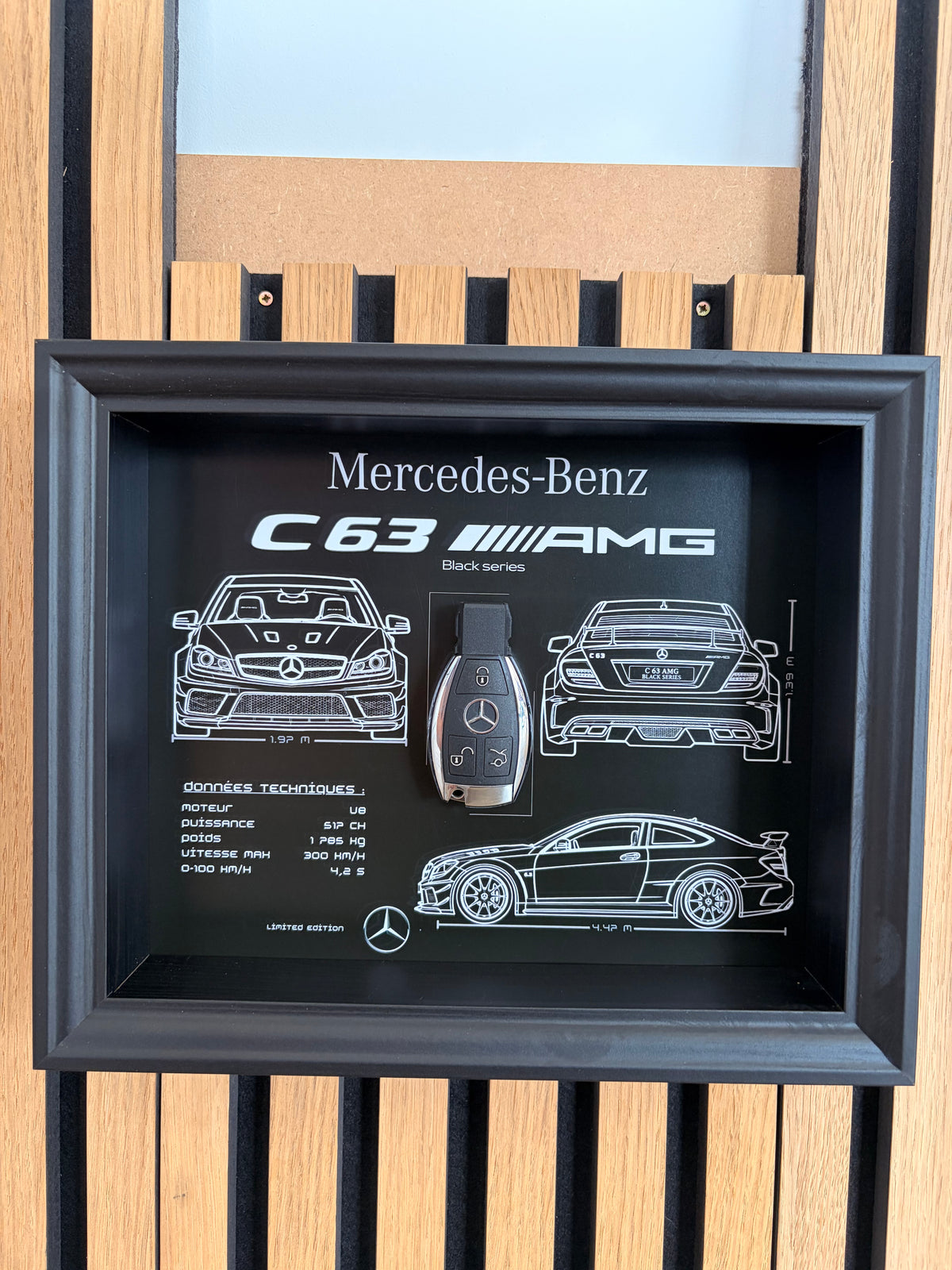 Cadre avec Clé Décorative de Mercedes c63 ami black séries