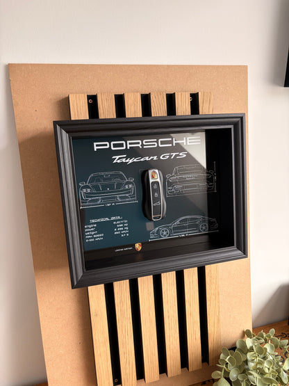 Cadre avec clé décorative de Porsche Taycan GTS