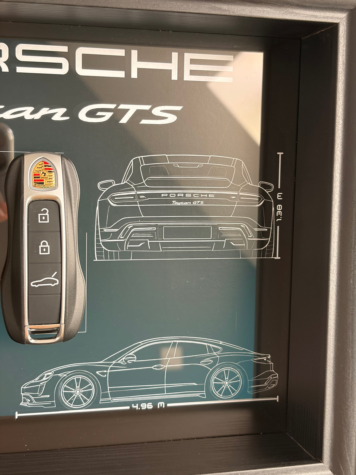 Cadre avec clé décorative de Porsche Taycan GTS