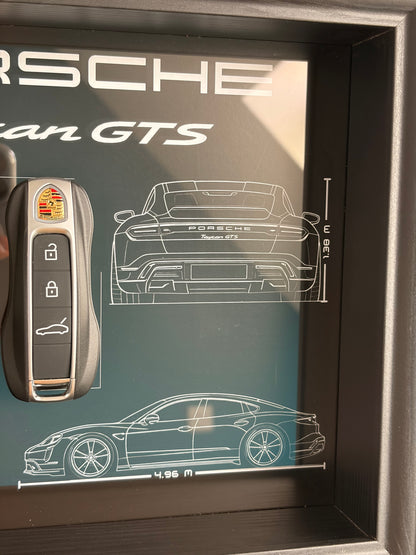 Cadre avec clé décorative de Porsche Taycan GTS