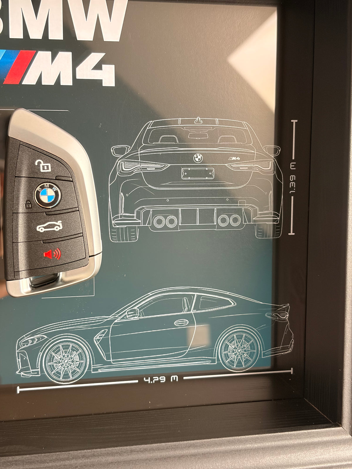 Cadre avec clé décorative de BMW M4 G82