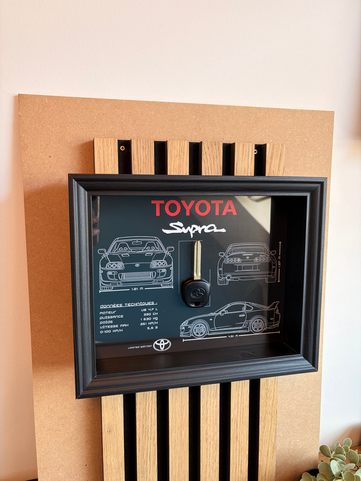 Cadre avec clé décorative de Toyota Supra