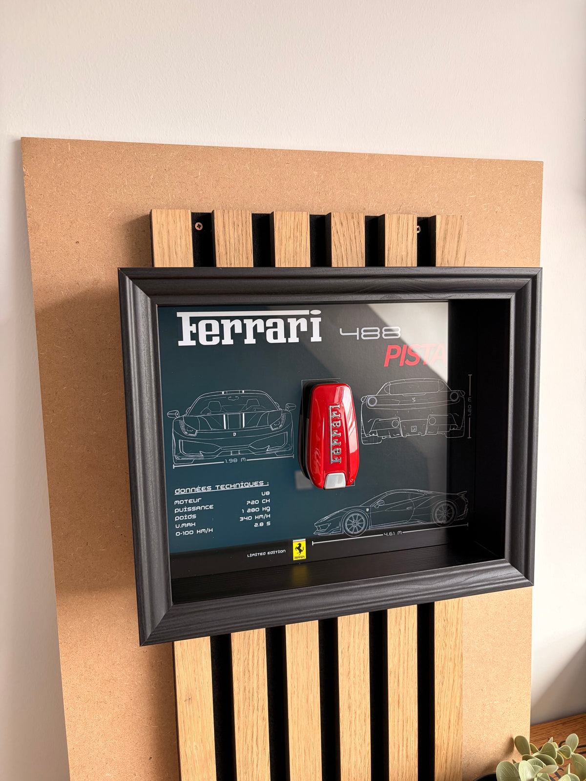 Cadre avec Clé Décorative de Ferrari 488 Pista