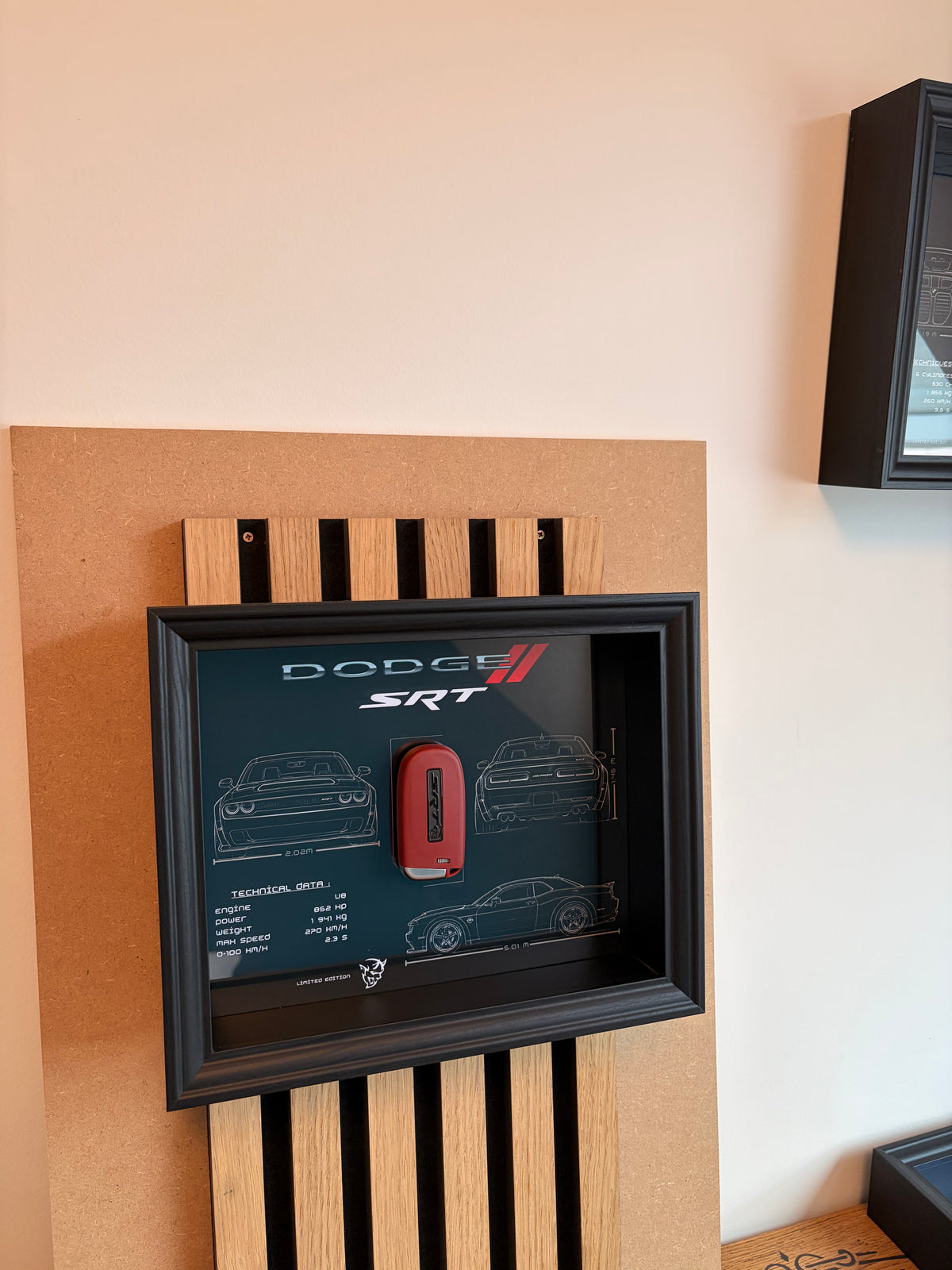 Cadre avec clé décorative de Dodge Challenger SRT Demon