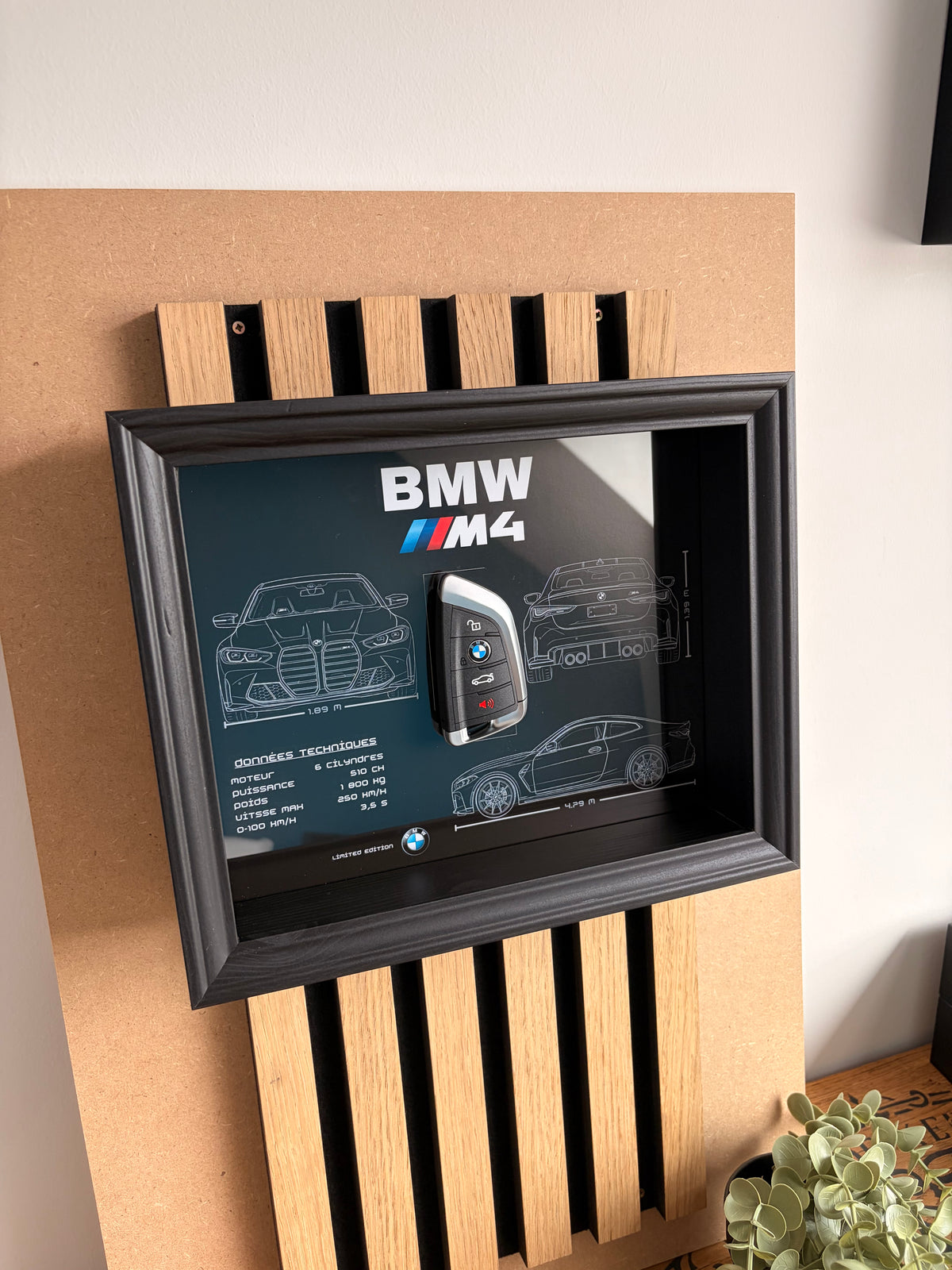 Cadre avec clé décorative de BMW M4 G82