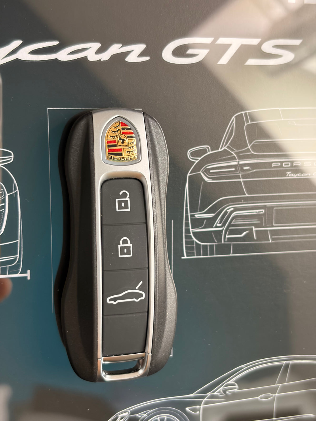 Cadre avec clé décorative de Porsche Taycan GTS